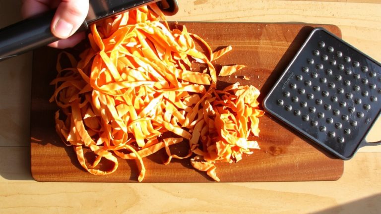 grate carrots finely for cake